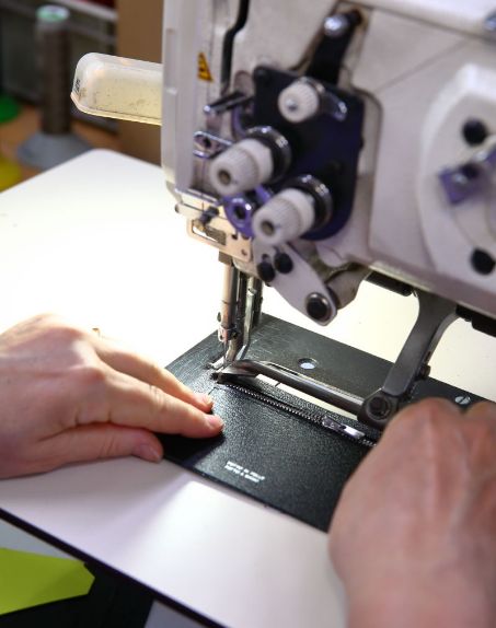 画像：アイテムは１点１点、イタリアの工場で手作業により生み出されています。