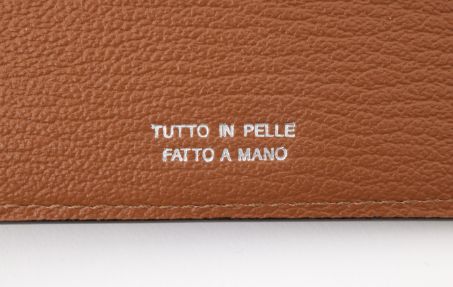 画像：L’arcobalenoの製品には「TUTTO IN PELLE FATTO A MANO（オールレザー・オールハンドメイド）」の文字が刻印されています。