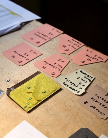 画像：カード段の裏側やコインケースの内側など表からは見えない部分にもふんだんにレザーを使用しています。