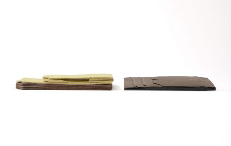 画像：高い職人技術を感じられるコバの美しさや、スムーズな動きをかなえる高品質なジップなど