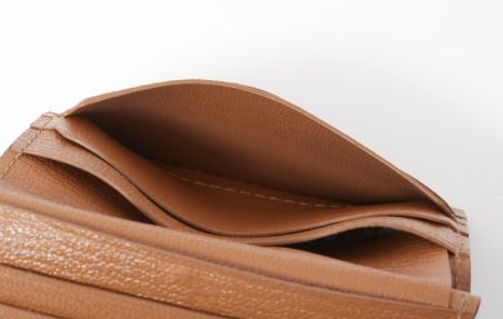 画像：高い職人技術を感じられるコバの美しさや、スムーズな動きをかなえる高品質なジップなど