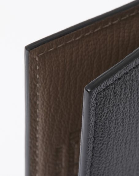 画像：高い職人技術を感じられるコバの美しさや、スムーズな動きをかなえる高品質なジップなど