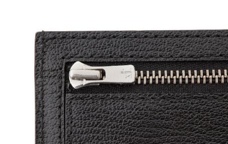 画像：高い職人技術を感じられるコバの美しさや、スムーズな動きをかなえる高品質なジップなど