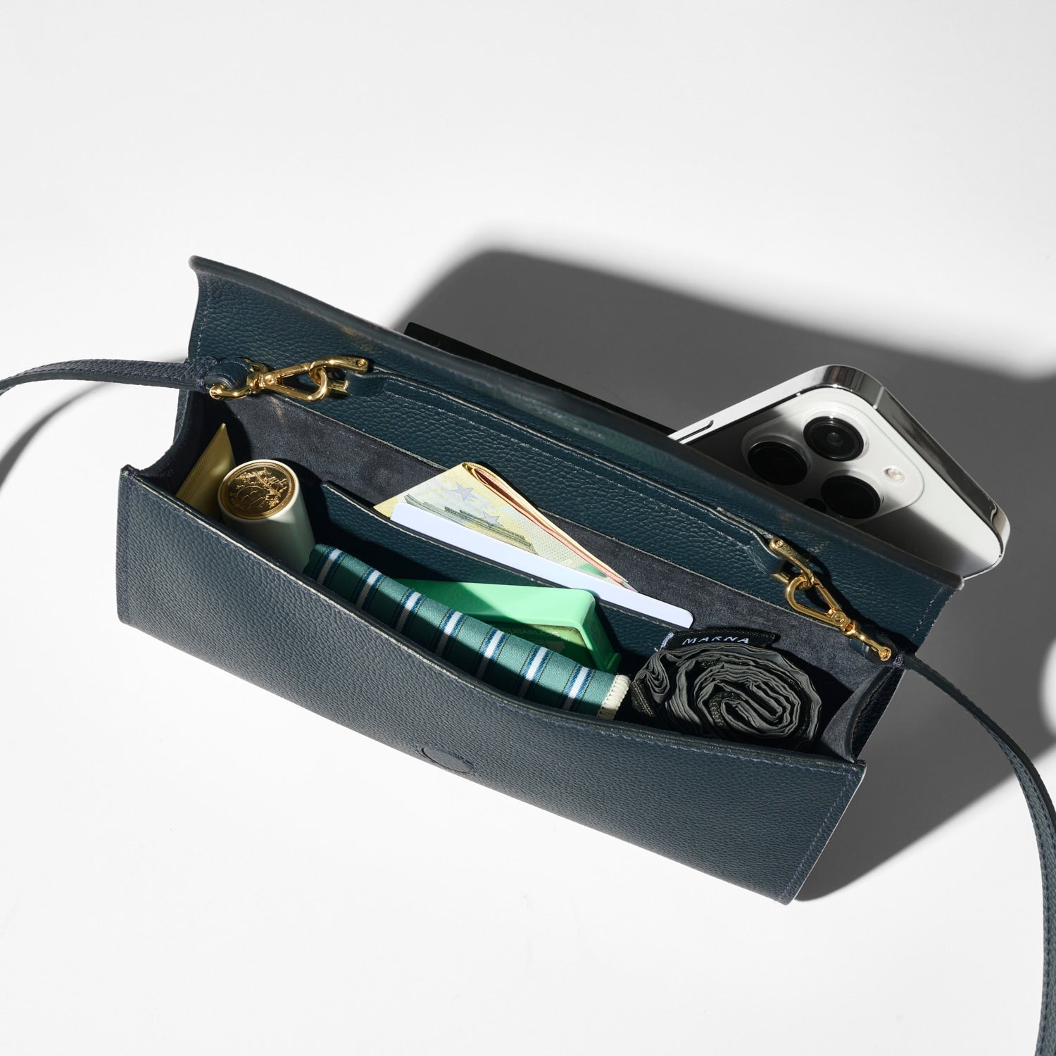 【新品未使用】灰色のアルカディア スクエア 缶バッジ りおたま 理珠 7月10日より発送】【板谷由夏さんコラボ】フラップショルダー&クラッチ